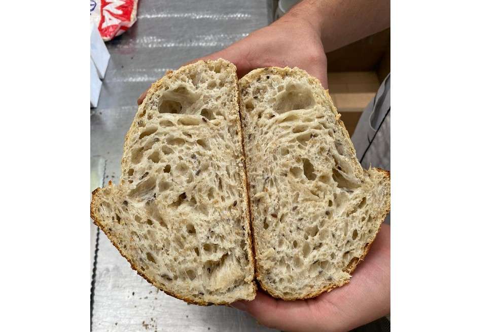 Una de mis mejores ganancias de la pandemia ha sido mi reencuentro con el pan; con el pan de verdad; con el pan de masa madre. Ese que nos alimenta desde hace 6.000 años, con una receta sencilla e invariable.