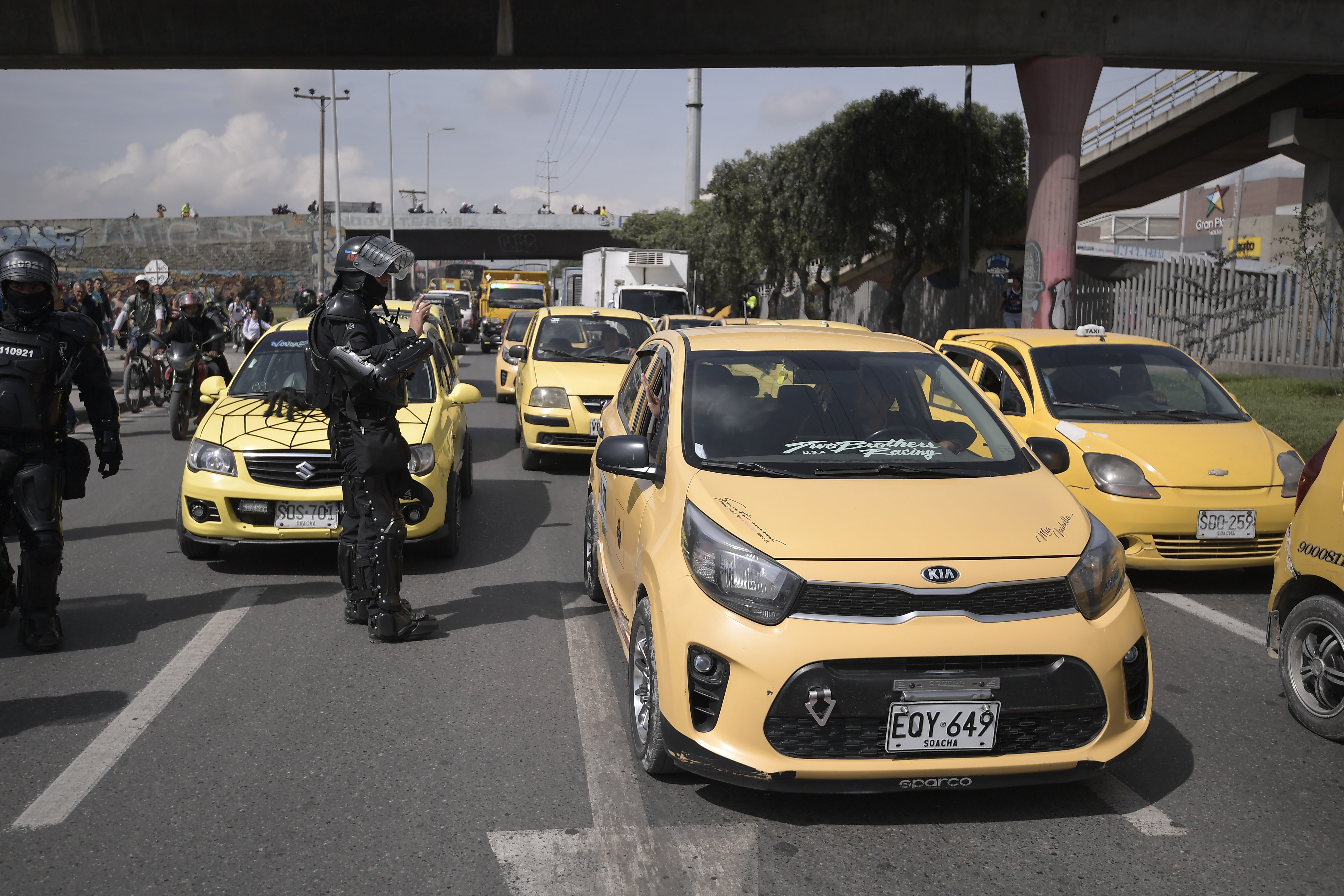 Este miércoles durante varias horas el tráfico sobre la Autopista Sur, en el sector de Soacha, estuvo afectado por las protestas que realizaban varios conductores de servicio público.