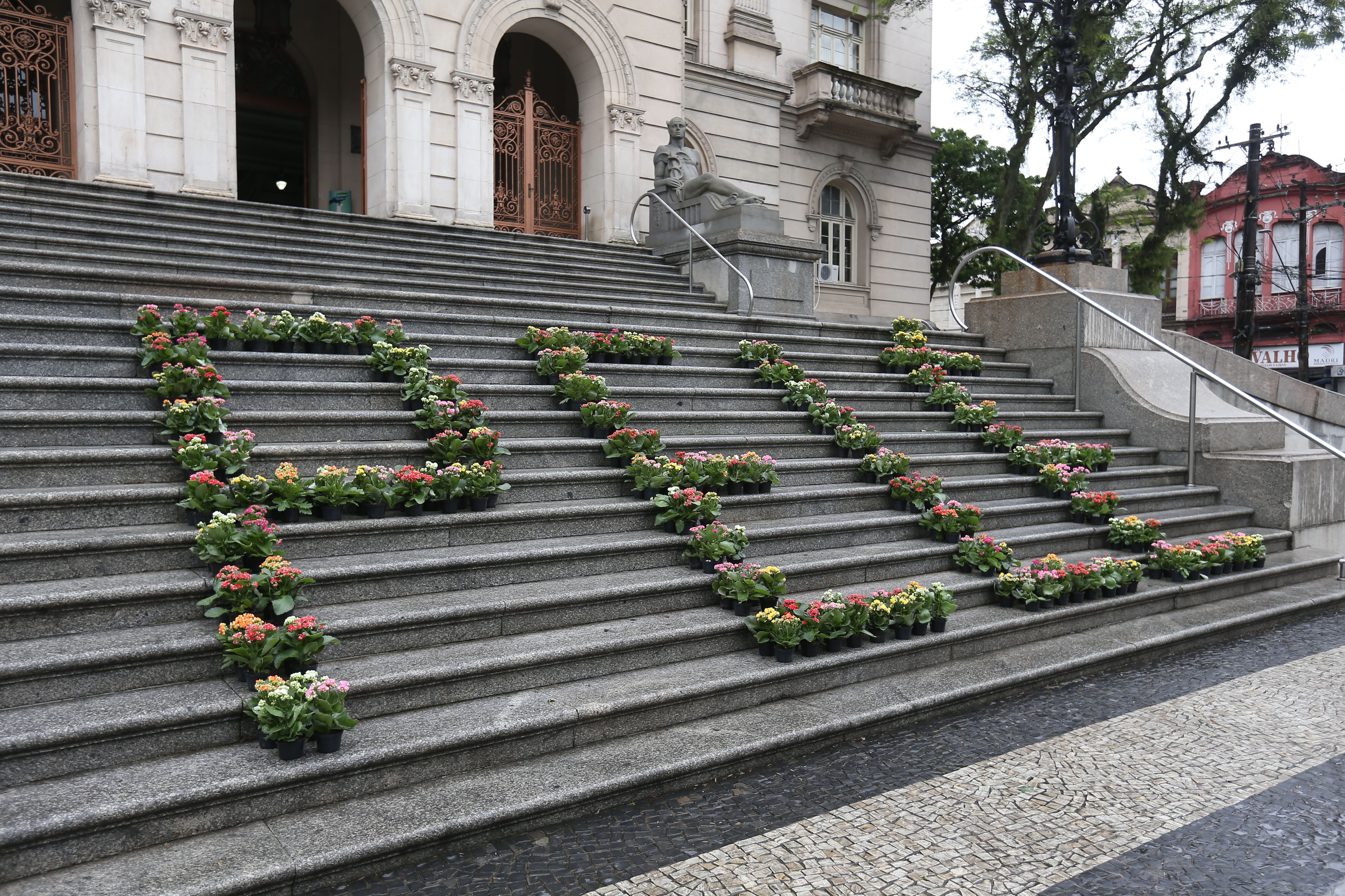 BRA50. SANTOS (BRASIL), 30/12/2022.- Fotografía de un arreglo floral en el Museo Pelé, dedicado a su amplia carrera futbolística, hoy, en Santos (Brasil). El brasileño Edson Arantes do Nascimento 'Pelé', considerado por muchos el mejor futbolista de todos los tiempos, murió este jueves a los 82 años, debido a las complicaciones del cáncer que padecía en el hospital de Sao Paulo donde estaba ingresado desde el pasado 29 de noviembre. EFE/ Guilherme Dionizio