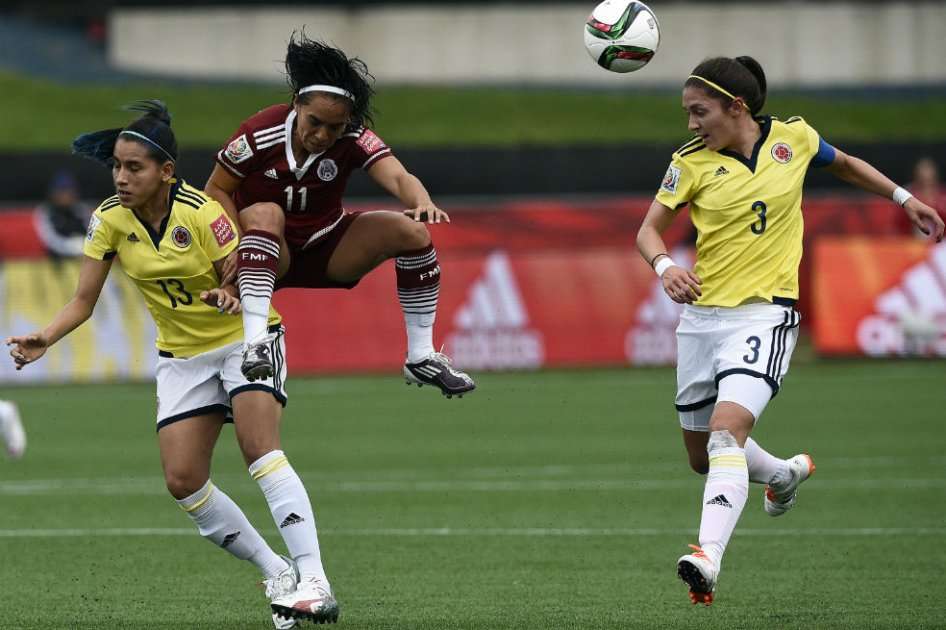 En los últimos años, la FIFA ha promovido visibilizar y reconocer el fútbol sin distinguir entre el género femenino y el género masculino. / AFP