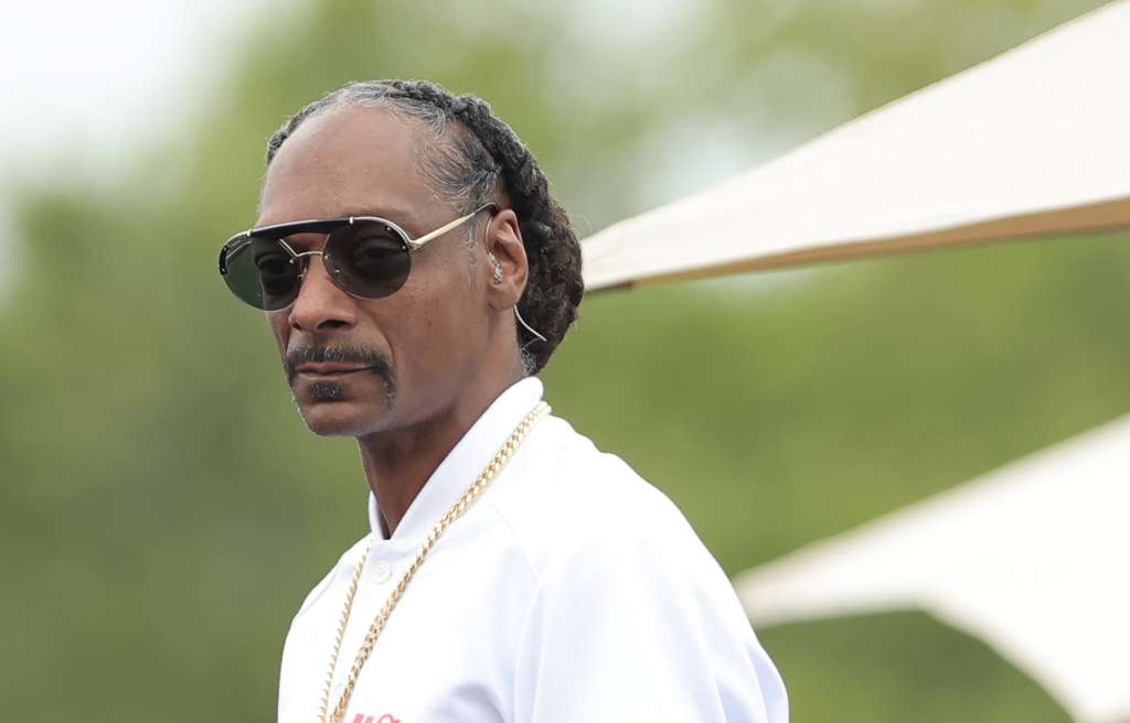 Paris (France), 26/07/2024.- Snoop Dogg waits for the start of the Opening Ceremony of the Paris 2024 Olympic Games, in Paris, France, 26 July 2024. (Francia) EFE/EPA/TERESA SUAREZ