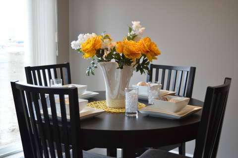 Ideas para decorar una mesa de comedor redonda y lucir más espacioso tu hogar