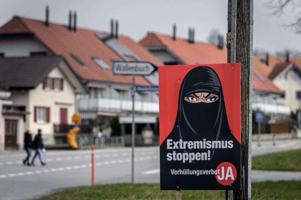 El Gobierno y el Parlamento suizos estaban contra esta prohibición por considerar que se trata de un fenómeno marginal en Suiza, que podría tener efectos negativos en el turismo y, finalmente, no ayudaría realmente a las mujeres afectadas.