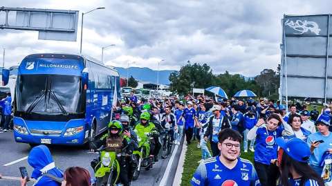 El afectuoso recibimiento de hinchas de Millonarios al equipo en El Dorado: video