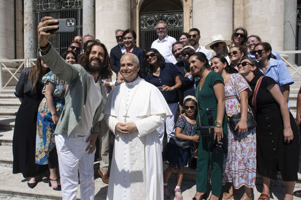Elenco de The Chosen se reúne con el Pa
pa