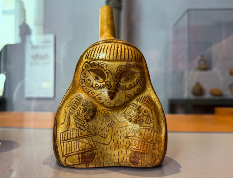 El recorrido por Lima incluye una visita al Museo de Arte de Lima (MALI), donde más de 3.000 años de historia artística dialogan con un paseo por barrios emblemáticos que permiten comprender la riqueza cultural de la ciudad.