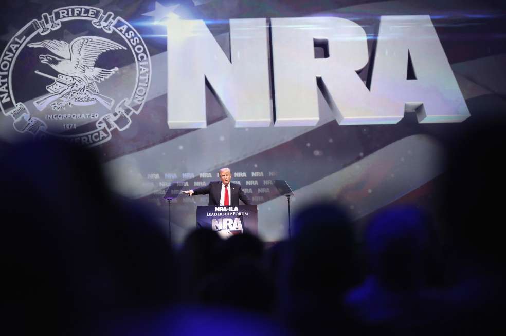 El 20 de mayo de 2016 Trump, en calidad de candidato a la Presidencia, también visitó la convención de la NRA. / AFP