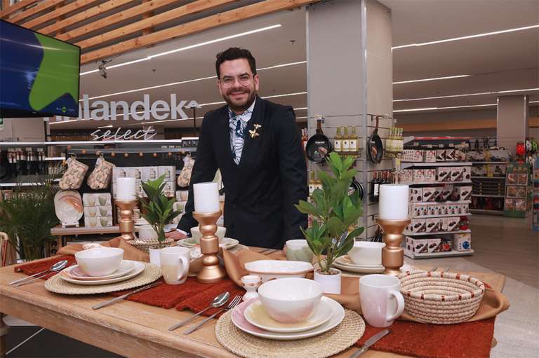 Josefina
Juan Pablo Socarras diseñador de modas, incursiona en el diseño industrial y lanza su colección Josefina de vajillas y sobre camas junto con Almacenes el EXITO
