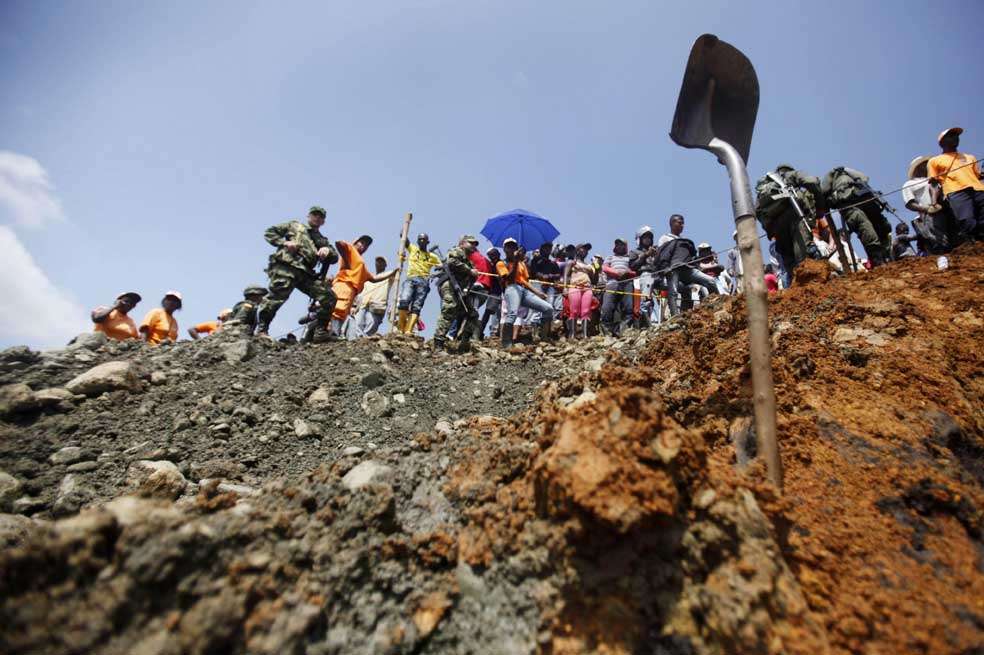 Una multitud observa las labores de rescate en Santander de Quilichao (Cauca), luego de un derrumbe que se presentó el miércoles. / EFE
