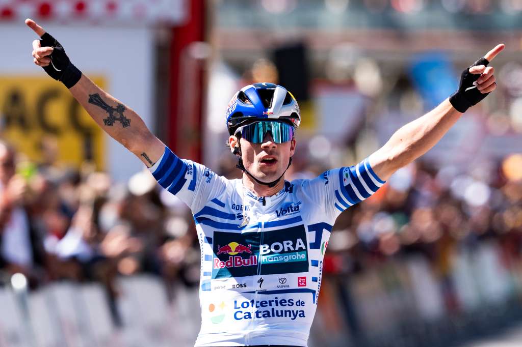 BARCELONA, 30/03/2025.- El esloveno del Red Bull Bora Primoz Roglic celebra la victoria en la última etapa de La Volta, con salida y llegada en Barcelona tras 136,2 kilómetros. El esloveno Primoz Roglic (Red Bull) se adjudicó su segunda Volta Ciclista a Catalunya tras culminar con éxito un ataque a 20 kilómetros para el final de la séptima etapa, que dejó en fuera de juego a su máximo rival en la general, el español Juan Ayuso (UAE), e imponer su ley en el circuito por la montaña de Montjuïc de Barcelona. EFE/Siu Wu