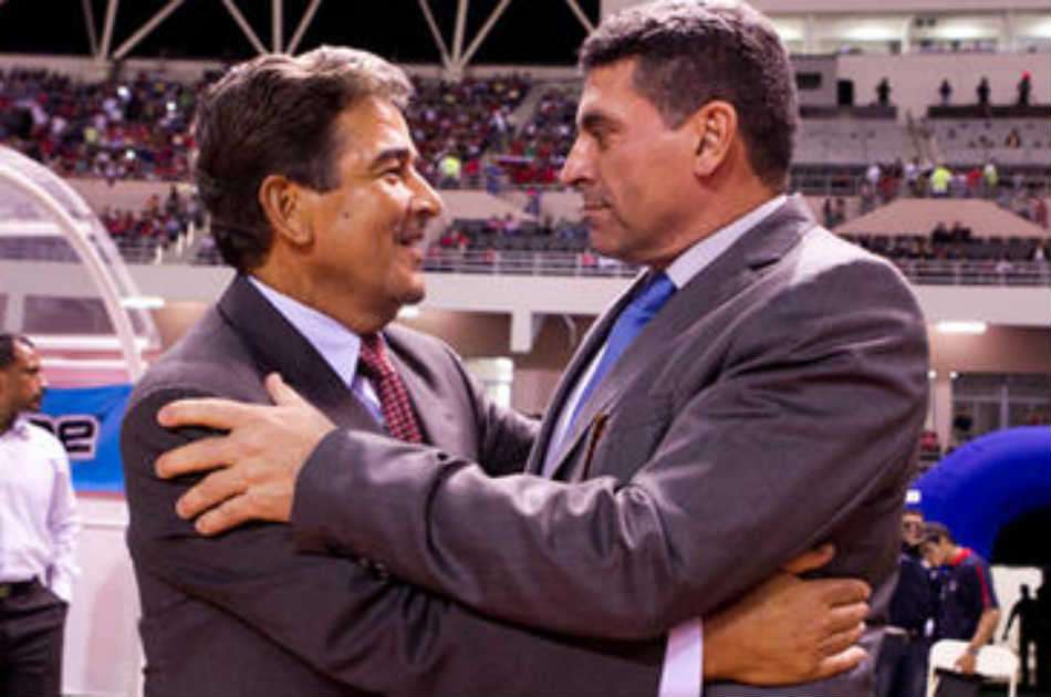 Jorge Luis Pinto y Luis F. Suárez, estrategas colombianos que triunfan en el fútbol centroamericano.