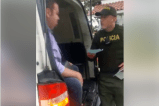 Hombre le dio fuerte cachetada a policía cuando este le iba a entregar un comparendo