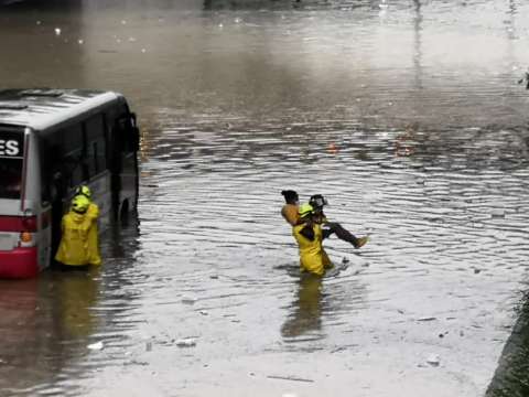 Fuertes lluvias en Medellín dejaron inundaciones en diferentes puntos de la ciudad