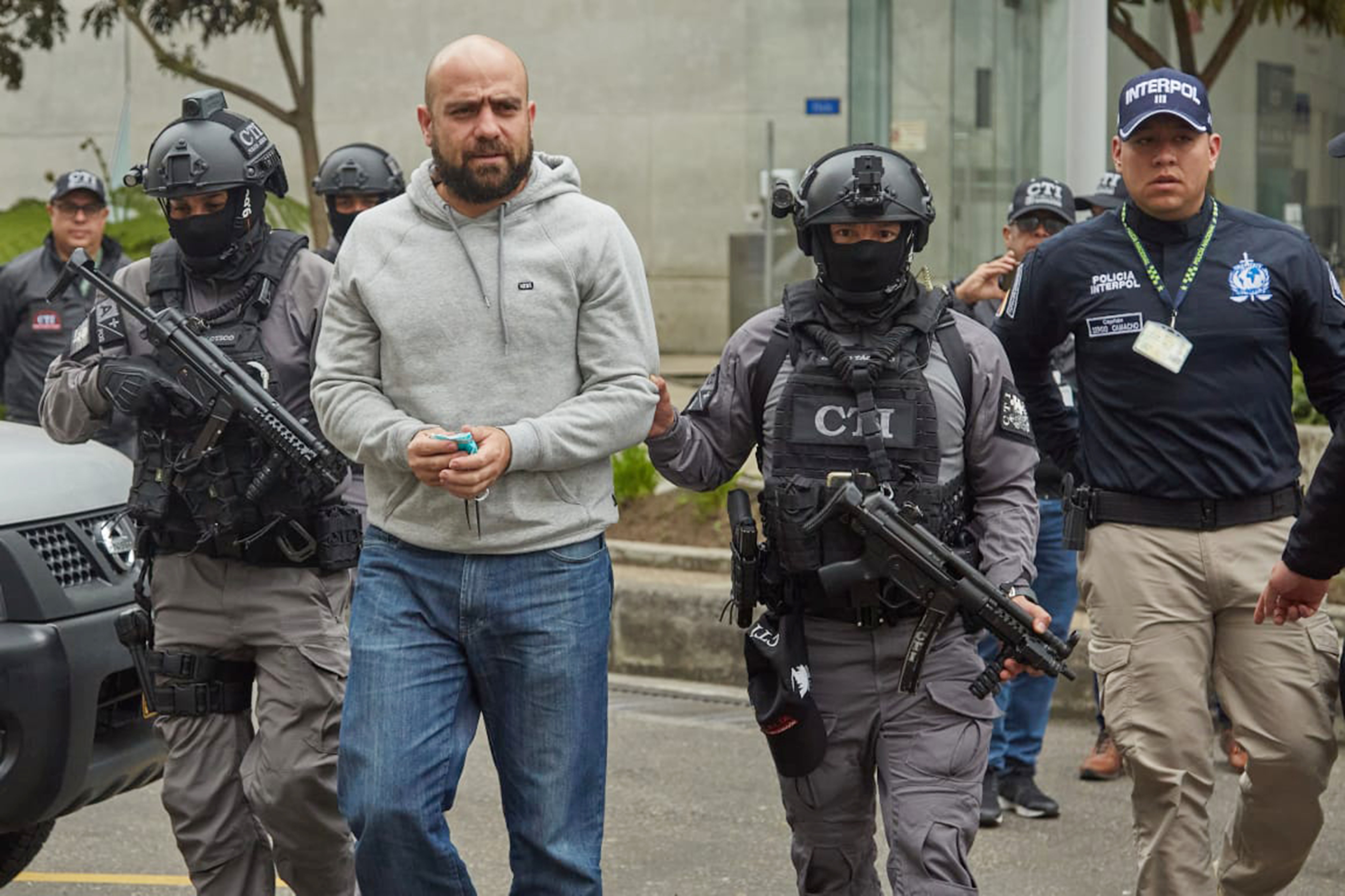 AME6154. BOGOTÁ (COLOMBIA), 10/09/2022.- Fotografía cedida por la Fiscalía de Colombia que muestra a integrantes del Cuerpo Técnico de Investigación (CTI) de la Policía y la Interpol mientras trasladan coronel de la Policía colombiana Benjamín Núñez (c), hoy, en el Búnker de la Fiscalía en Bogotá (Colombia). El coronel de la Policía colombiana Benjamín Núñez, implicado en el asesinato de tres jóvenes el pasado 25, de julio en el departamento caribeño de Sucre, llegó a Bogotá en un vuelo comercial tras haberse entregado en México el viernes, informaron este sábado las autoridades. EFE/ Fiscalía De Colombia SÓLO USO EDITORIAL/SÓLO DISPONIBLE PARA ILUSTRAR LA NOTICIA QUE ACOMPAÑA (CRÉDITO OBLIGATORIO)