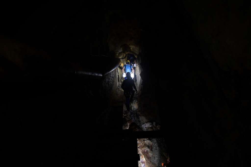 Diferentes aspectos de esta mina ubicada en Segovia, Antioquia: Mineros, explotación de materiales, maquinaria, cascos para minería.
