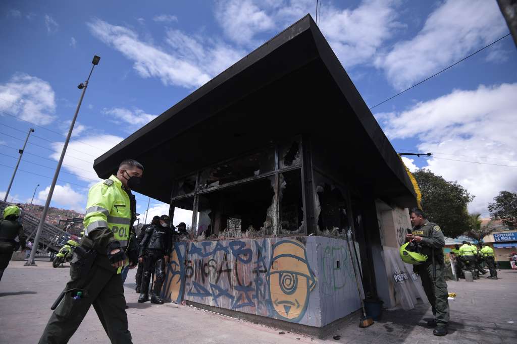 Imágenes de Bogotá tras los disturbios y protestas generados por la muerte de Javier Ordóñez, alrededor de 51 CAI vandalizados, buses de Transmilenio y de SITP quemados, calles de llenas de piedras y escombros.