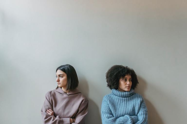 Cáncer:
Las personas de este signo pueden tener una tendencia a mentir. Sus promesas pueden ser vacías y no siempre llegan a cumplir lo que pactan. Además, pueden cambiar rápidamente de opinión y mentir para ocultar que antes dijeron una cosa que los contradiga.

Su mentalidad es compleja, por lo que no siempre quieren herir con sus mentiras. Todo lo contrario, esperan evitarle dolor a aquellos que los rodean. En otras ocasiones, los Cáncer no saben porqué terminan mintiendo. Analiza muy bien a estas personas en situaciones con mucho nivel de estrés.