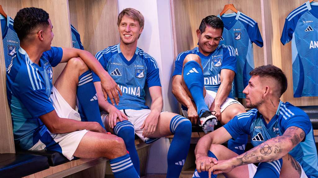 De izq. a der.: Stiven Vega, Andrés Llinás, David Mackalister Silva y Santiago Giordana con la nueva camiseta de Millonarios 2025.