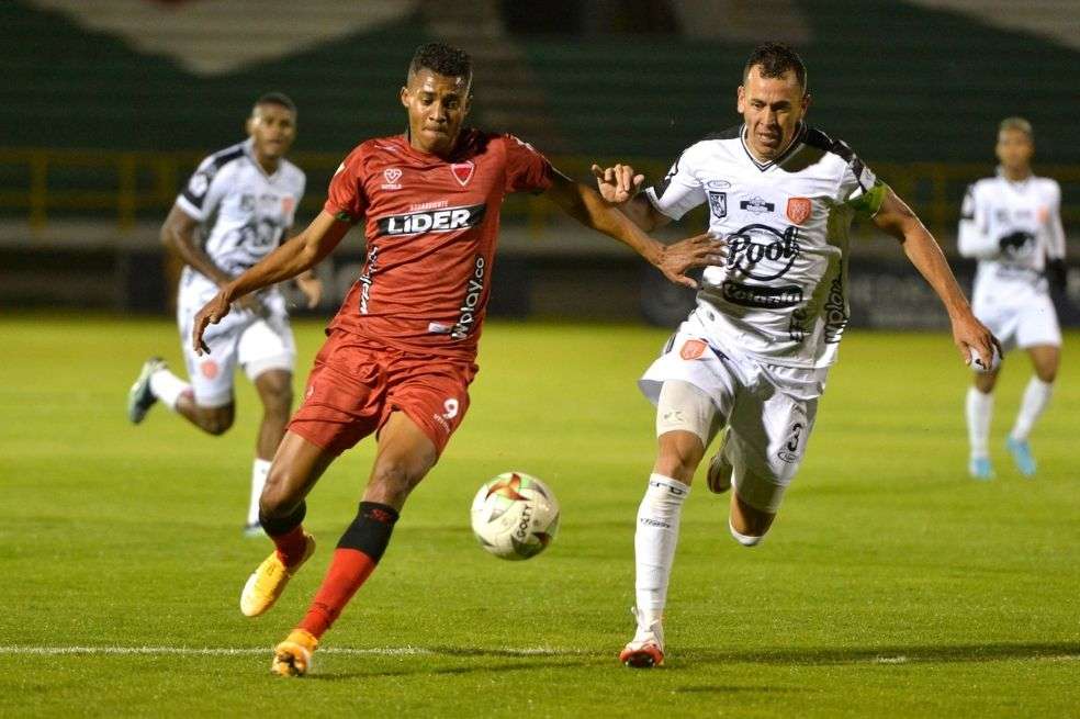 Patriotas y Envigado en un partido por la fecha 16 en el estadio La Independencia.