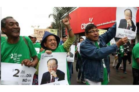Cientos de peruanos marcharon contra el FMI y el Banco Mundial