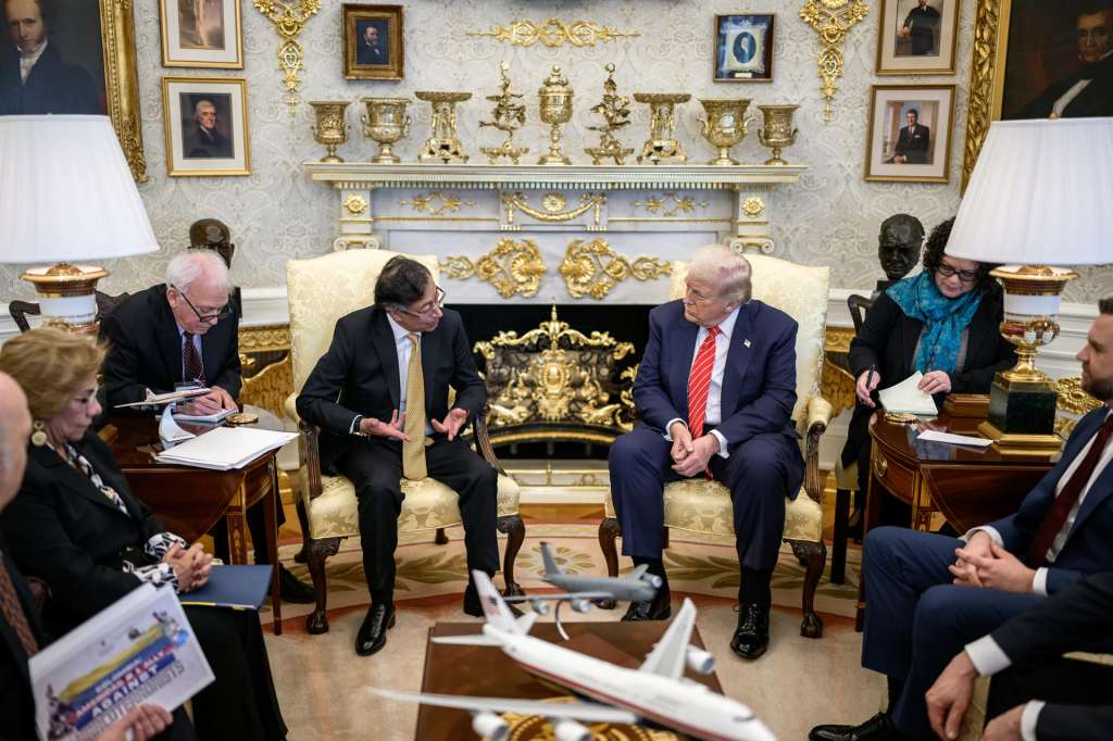AME1532. WASHINGTON (ESTADOS UNIDOS), 03/02/2026.- Fotografía publicada en la red social X en la cuenta @infopresidencia que muestra al presidente de Colombia, Gustavo Petro (c-i), junto a su homólogo de Estados Unidos, Donald Trump (c-d), durante una reunión este martes, en la Casa Blanca, en Washington (Estados Unidos). La reunión entre Trump y su homólogo Petro, se está desarrollando a puerta cerrada y sin acceso a la prensa. EFE/ @infopresidencia /SOLO USO EDITORIAL NO VENTAS /SOLO DISPONIBLE PARA ILUSTRAR LA NOTICIA QUE ACOMPAÑA (CRÉDITO OBLIGATORIO)