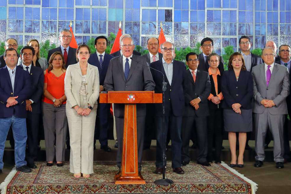 El presidente de Perú, Pedro Pablo Kuczynski, dio esta semana un mensaje a la nación, rodeado de su gabinete presidencial. / AFP