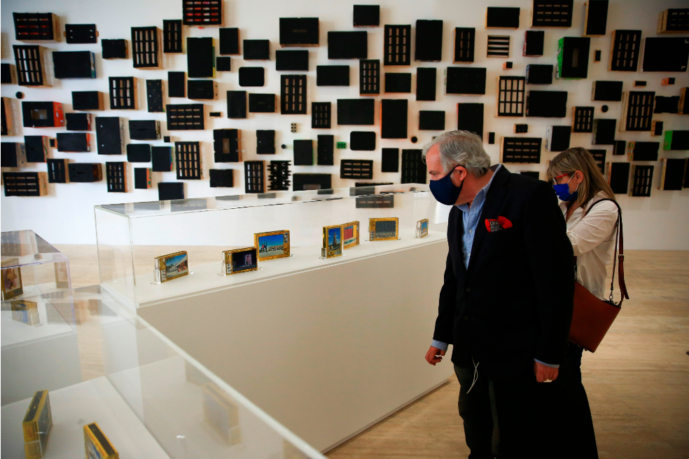 “Excepciones normales: Arte contemporáneo en México” está constituida por 60 obras de artistas mexicanos o radicados en el país, tales como Abraham Cruzvillegas, Ana Segovia, Circe Irasema, Gabriel Kuri, Laureana Toledo, Miguel Calderón y Virginia Colwell, entre otros más.