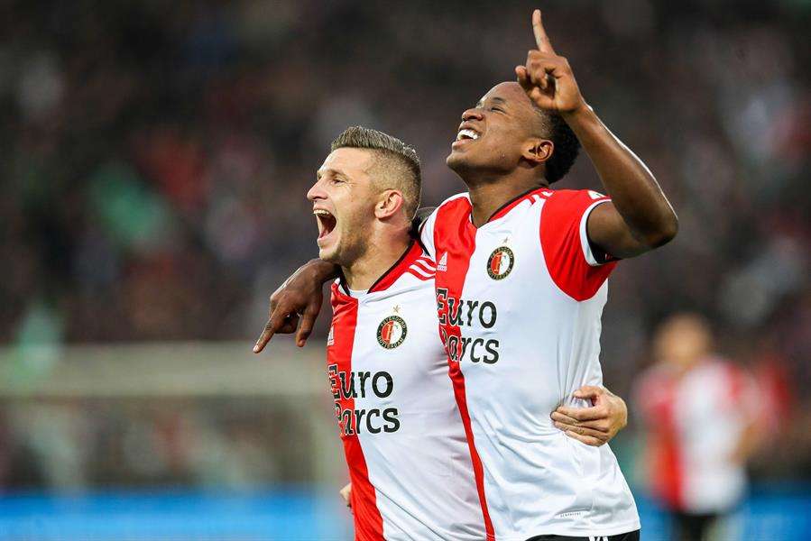 Luis Sinisterra celebra uno de los goles de su triplete.