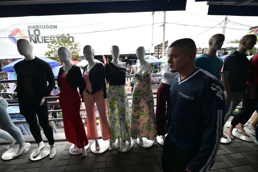 Aglomeraciones y uso indebido del tapabocas durante la jornada de compras navideñas en inmediaciones al San Victorino durante la pandemia del Covid-19