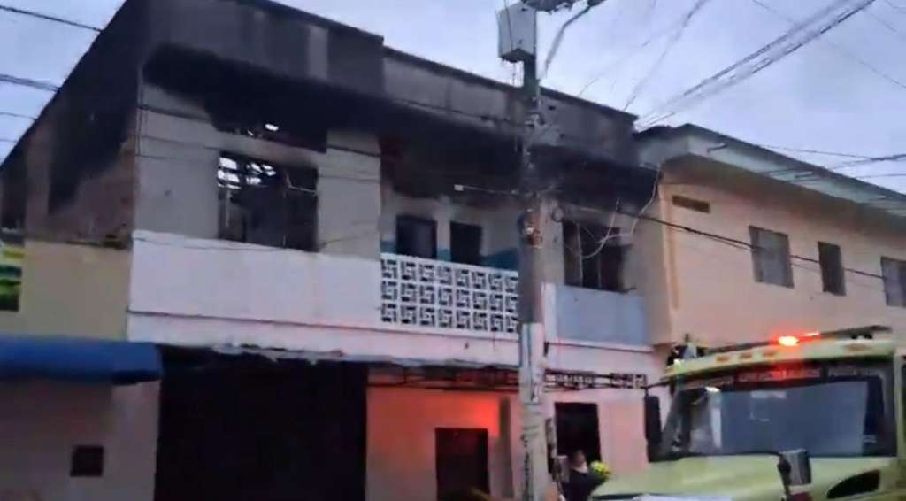 El incendio consumió el segundo piso del inmueble ubicado en el barrio San Pedro, zona de actividad comercial.