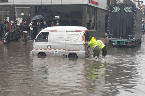 Emergencia por lluvias en Bogotá: se inundó el canal de Comuneros