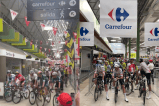 ¡Insólita imagen! Etapa de la Vuelta a España salió de un supermercado: video