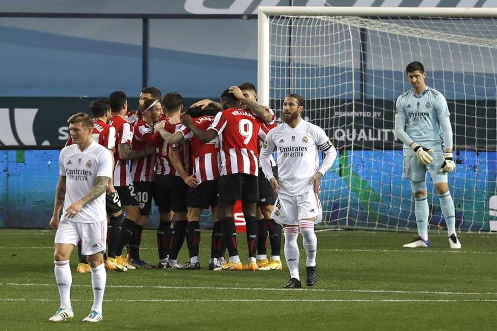 Los jugadores del Bilbao celebran uno de los goles en la victoria 2-1 sobre Real Madrid.