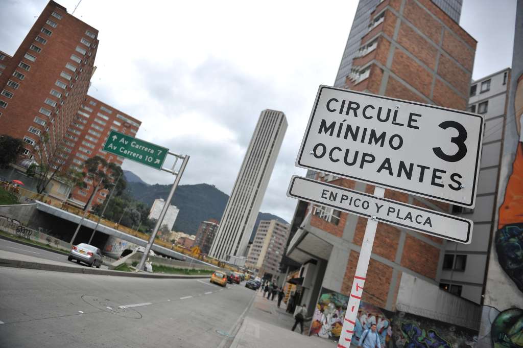 Avisos que hacen referencia a el cambio de restricción vehicular en el centro de la capital