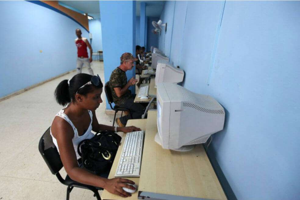 Foto de archivo de varias personas en una sala de internet en La Habana (Cuba).  / Alejandro Ernesto / EFE