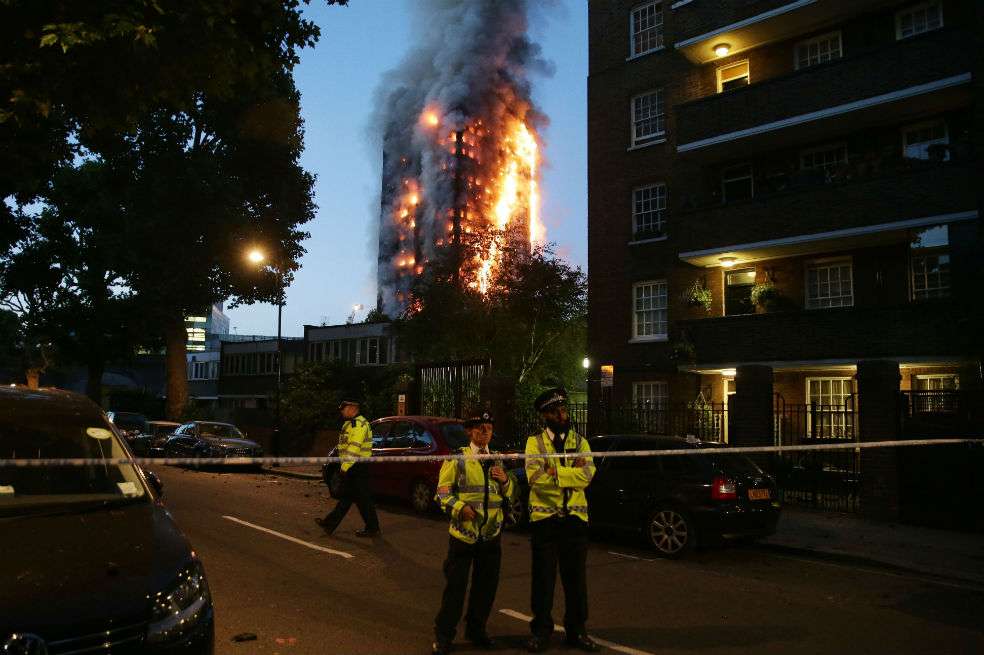 El incendio en la torre Grenfell en pleno corazón de Londres. / AFP