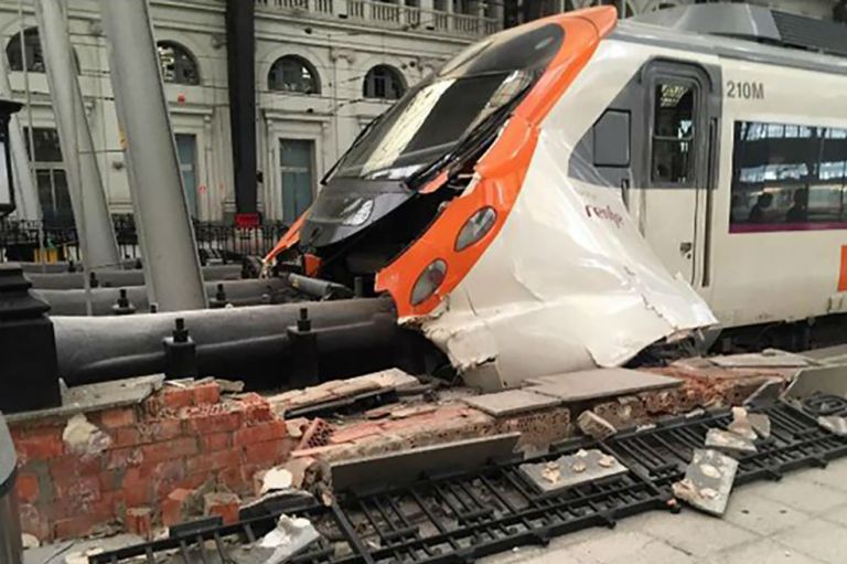 Accidente de tren de cercanías en Barcelona deja 54 heridos, uno grave