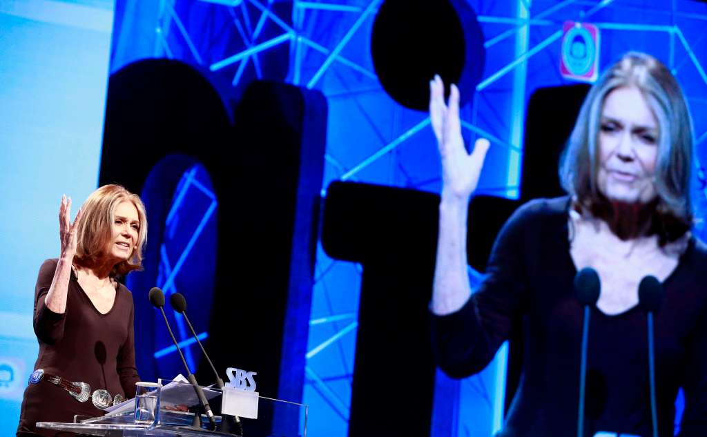 En 1972, Gloria Steinem fue la primera mujer en dar un discurso en el Club Nacional de Prensa, criticando la composición de las redacciones.