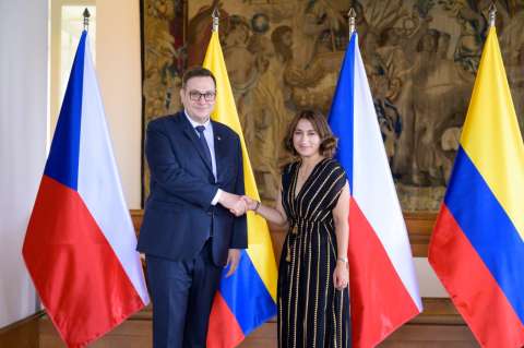 Sarabia inaugura nueva embajada en Praga en uno de sus últimos actos como canciller
