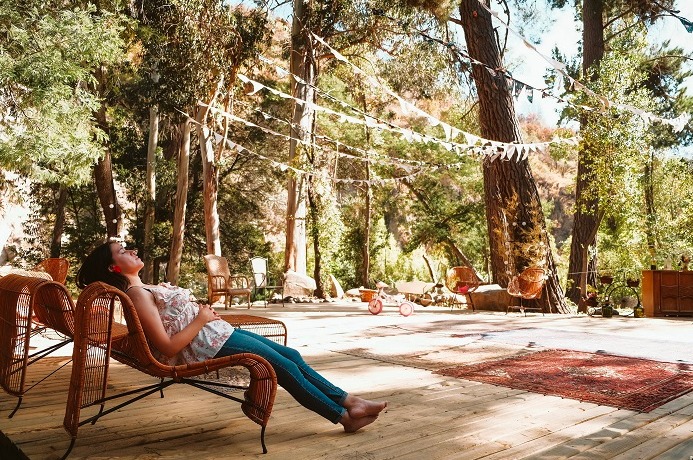 Shangri-La Lodge ofrece cabañas restauradas en medio del bosque y al lado del río Claro.