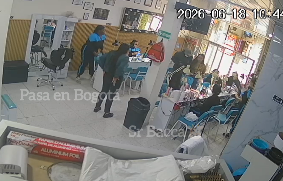 Clientes y trabajadoras fueron obligados a entregar celulares y objetos de valor.