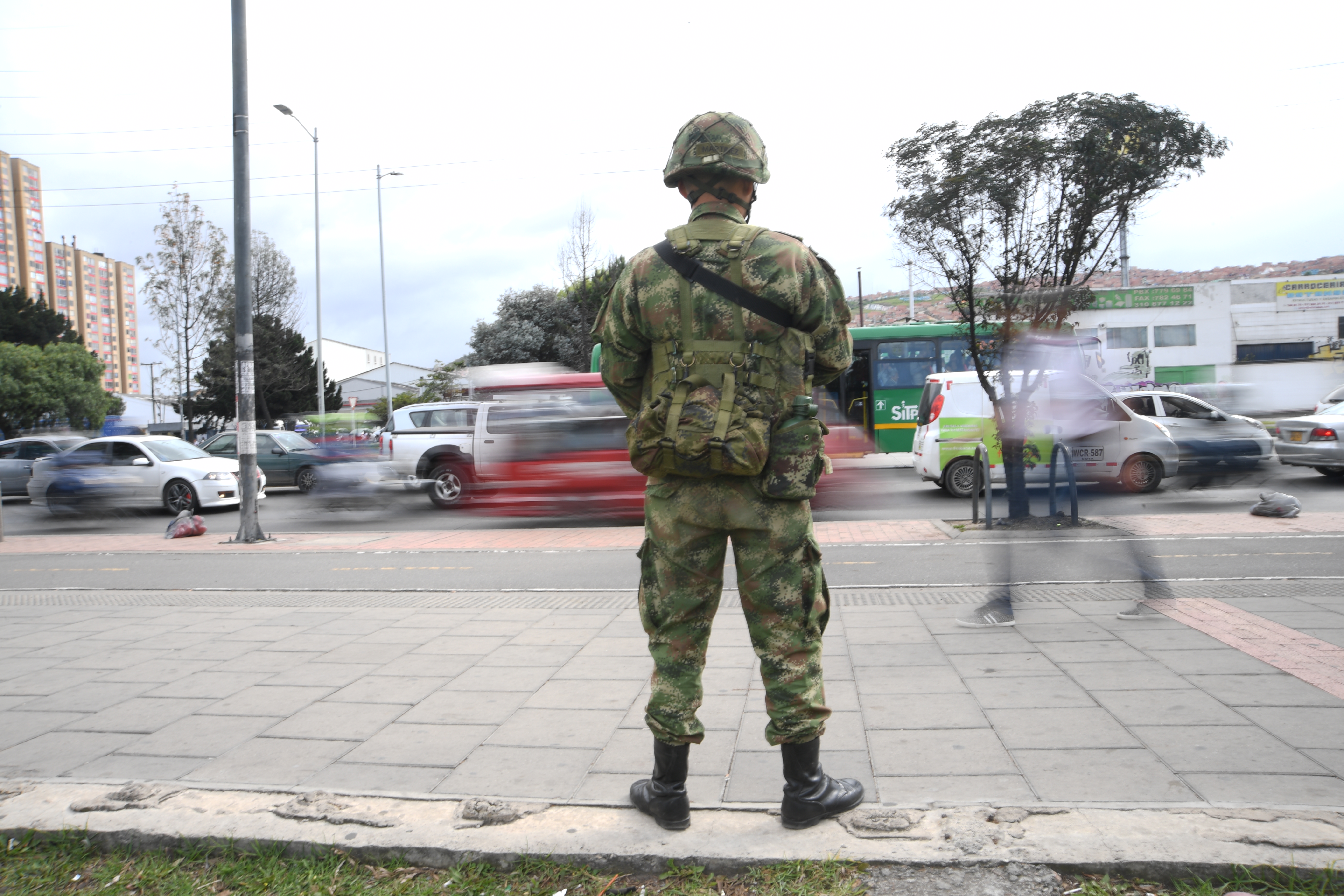 Soldados del Ejército patrullando las calles de Bogotá.