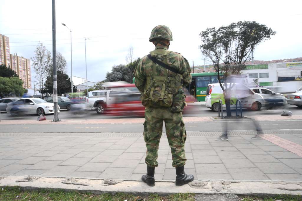 Soldados del Ejército patrullando las calles de Bogotá.