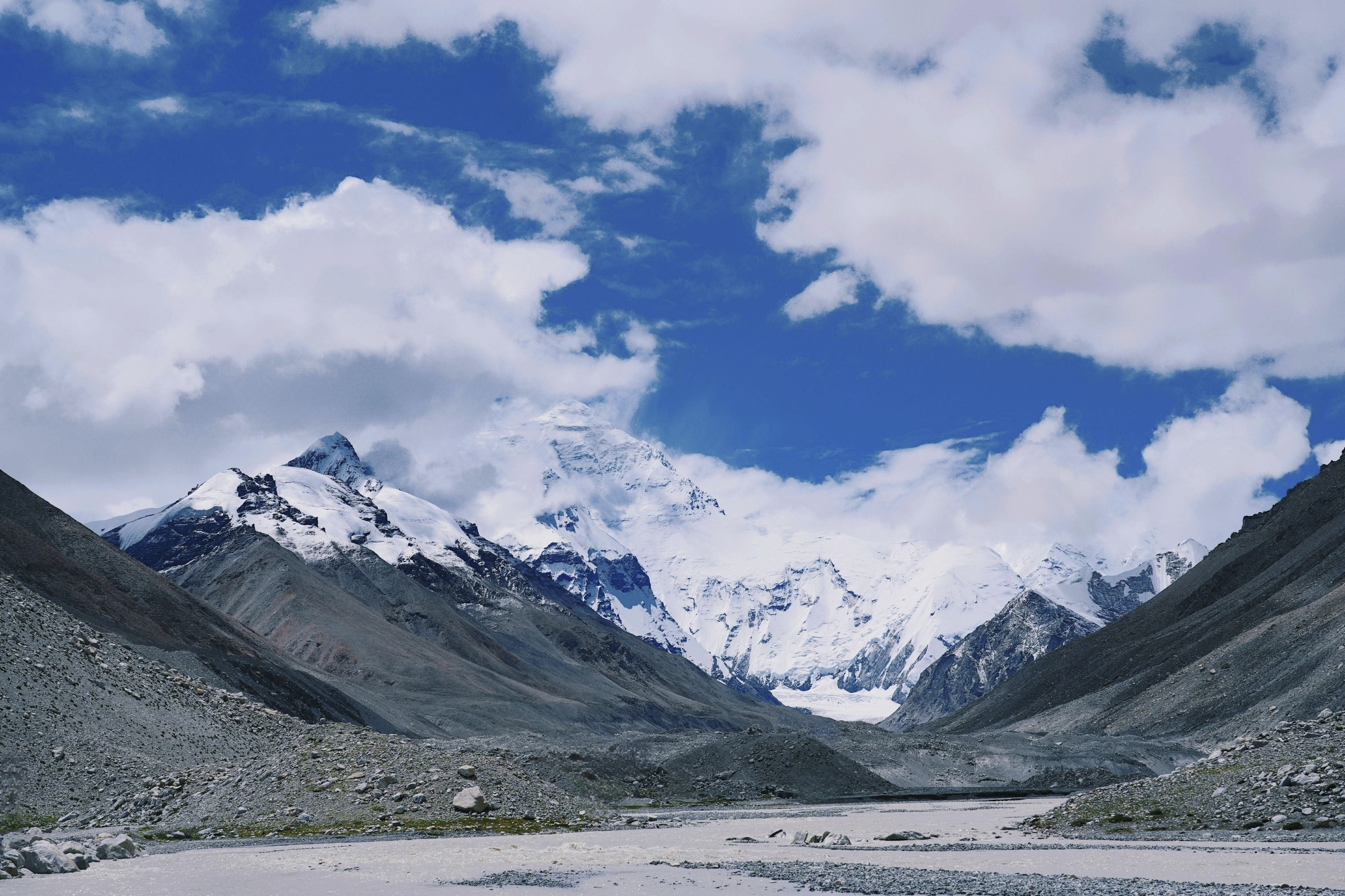 MADRID, 30/09/2024.- El monte Everest no es solo el más alto de la Tierra, sino que sigue creciendo debido a la erosión de la garganta de un río cercano, que ha empujado hacia arriba su cima entre 15 y 50 metros en los últimos 89.000 años. Un estudio que publica Nature Geoscience a cargo del University College de Londres y la Universidad China de Geociencias, indica que la erosión de una red fluvial a unos 75 kilómetros del Everest sigue esculpiendo un importante desfiladero. EFE/ Jiaqi Sun Y Jingen Dai/universidad China De Geociencias /SOLO USO EDITORIAL/SOLO DISPONIBLE PARA ILUSTRAR LA NOTICIA QUE ACOMPAÑA (CRÉDITO OBLIGATORIO)