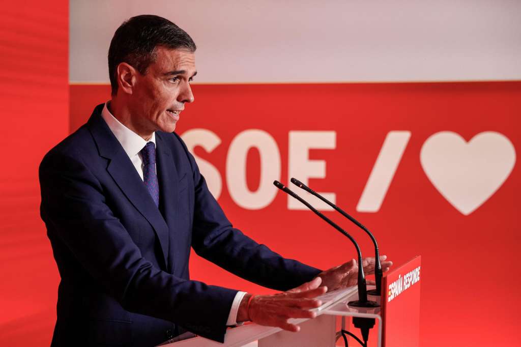 MADRID, 12/06/2025.- El presidente del Gobierno y líder del PSOE, Pedro Sánchez, ha admitido que los socialistas no debieron confiar en su hasta ahora secretario de Organización, Santos Cerdán, cuya dimisión le ha exigido al conocer el informe de la UCO que le implica en supuestos casos de corrupción y ha asegurado que "aunque la decepción es grande, la respuesta será siempre contundente", durante la rueda de prensa ofrecida este jueves en la sede del partido. EFE/Daniel Gonzalez