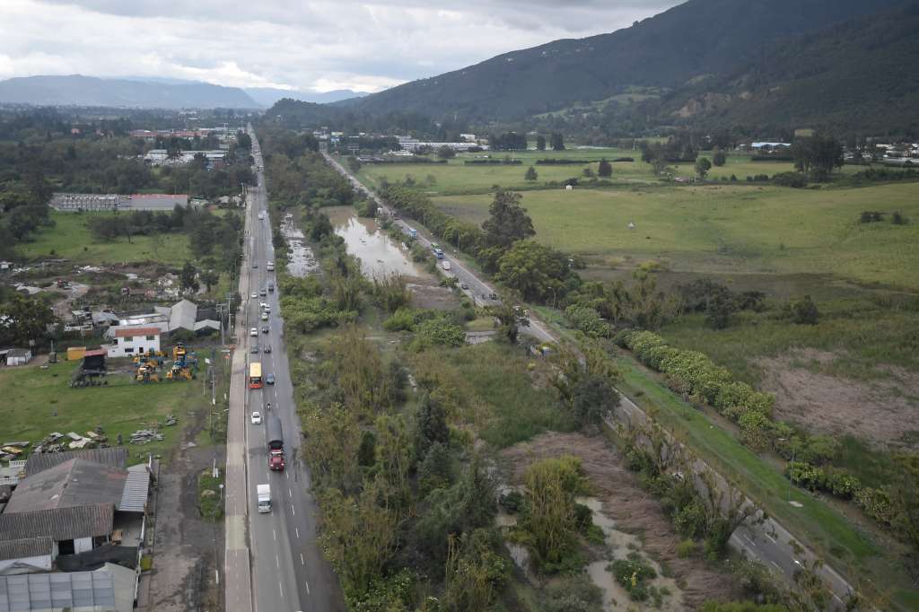Las fuertes lluvias en la capital, provocaron inundaciones y afectaciones en la entrada y salida de Bogotá y en municipios vecinos.