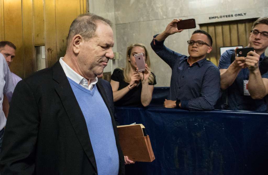 Harvey Weinstein, casado en dos oportunidades y padre de cinco hijos, fue acusado de violación en primer y tercer grado de una joven en 2013, y de forzar a otra a practicarle sexo oral en 2004. / AFP