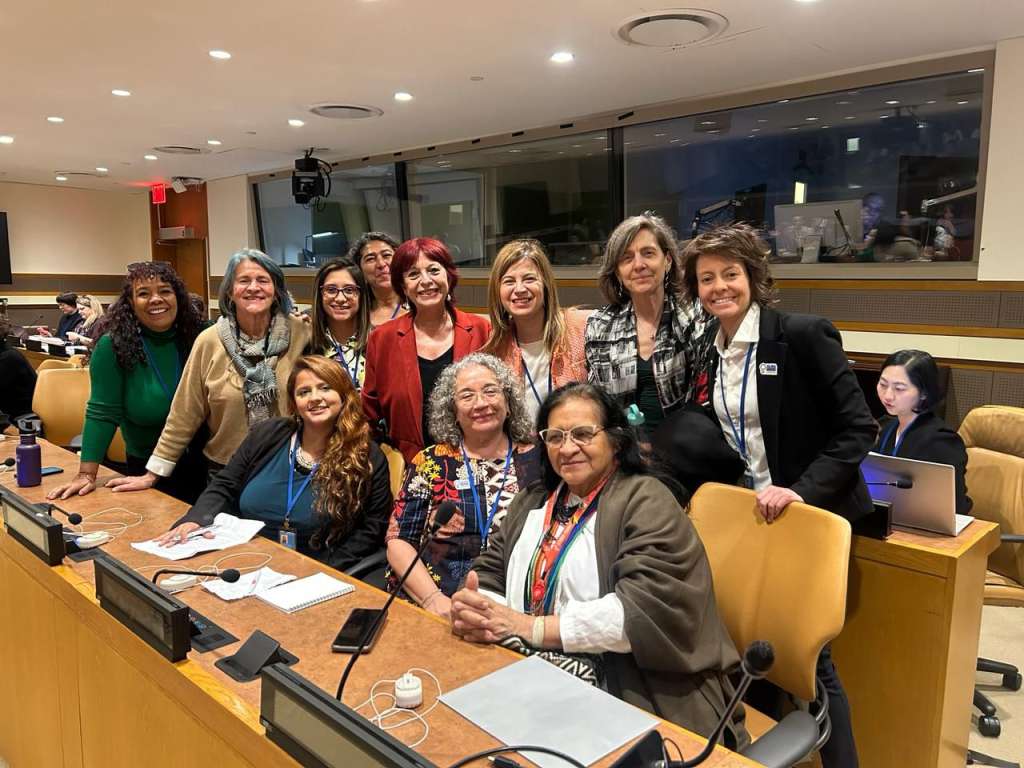 En la fila superior, de derecha a izquierda, Diana Parra, asesora de género, y Arlene Tickner, embajadora alterna ante la ONU. En la fila de abajo, la embajadora Leonor Zalabata. Les acompañan representantes de ONU Mujeres, el viceministerio de la Igualdad y organizaciones de sociedad civil. Las mujeres en la foto presentan la política exterior feminista en la Comisión para la Condición Jurídica y Social de la Mujer.