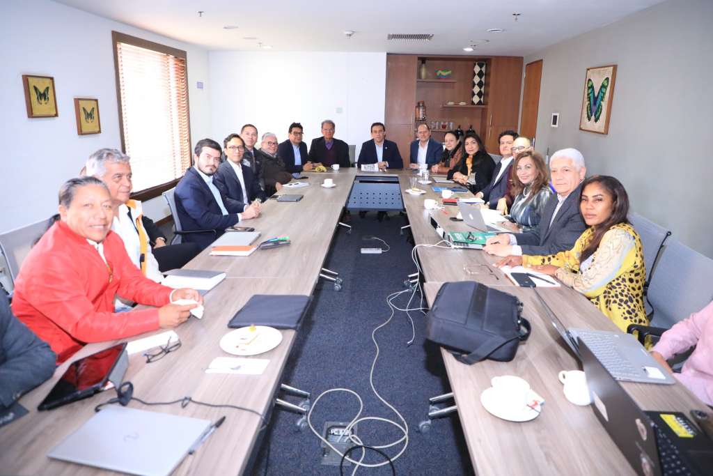El registrador, Alexander Vega, se reunió en Bogotá con los delegados que integran la mesa de diálogos de paz entre el Gobierno nacional y la disidencia conocida como Estado Mayor Central.