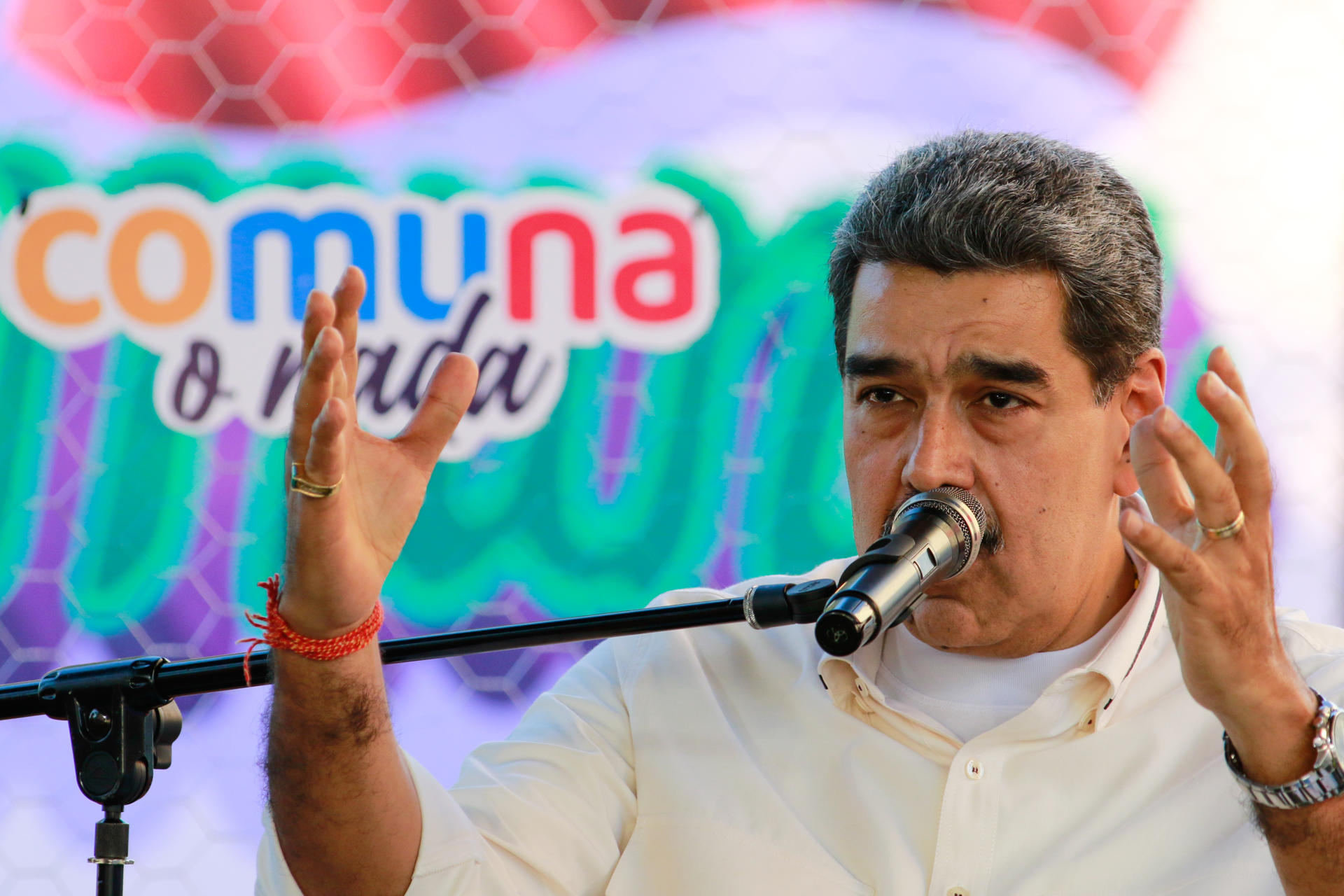 AME5433. CARACAS (VENEZUELA), 03/12/2025.- Fotografía cedida por prensa del Palacio de Miraflores del presidente de Venezuela, Nicolás Maduro, hablando en una actividad este miércoles, en Caracas (Venezuela). Maduro confirmó que, hace "unos diez días", conversó por teléfono de manera "cordial" con su homólogo de Estados Unidos, Donald Trump, en medio de las crecientes tensiones entre Caracas y Washington por el despliegue militar del país norteamericano en el Caribe. EFE/ Palacio De Miraflores /SOLO USO EDITORIAL/NO VENTAS/ SOLO DISPONIBLE PARA ILUSTRAR LA NOTICIA QUE ACOMPAÑA (CRÉDITO OBLIGATORIO)